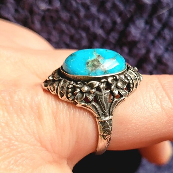 Stunning Sterling Silver Turquoise Ring - Elegant & Unique Design - Picture 2 of 4